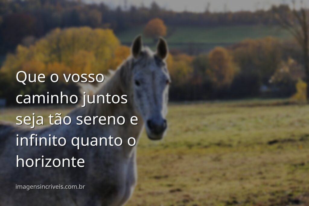 Céu azul e límpido refletido na superfície calma da água, com a natureza ao redor, transmitindo paz e a imensidão do amor.