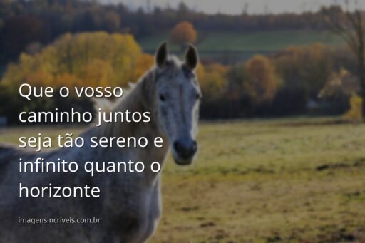 Céu azul e límpido refletido na superfície calma da água, com a natureza ao redor, transmitindo paz e a imensidão do amor.
