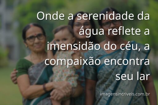 Paisagem serena com um céu claro e nuvens suaves refletidas na superfície calma de um lago, evocando paz e a profundidade da compaixão.