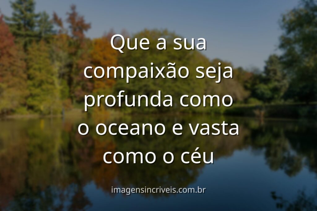 Céu azul e límpido refletido sobre a superfície calma da água, transmitindo um sentimento de paz, imensidão e compaixão.
