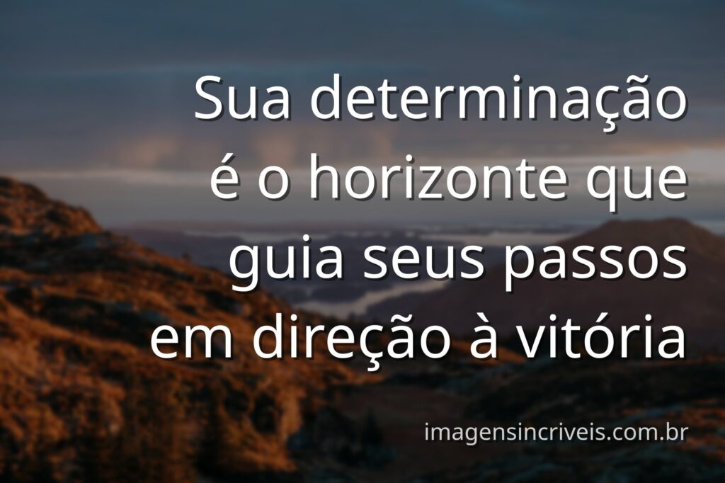 Céu vasto e alaranjado refletido na água calma do mar ao amanhecer, simbolizando a clareza e a força da determinação para alcançar o futuro.