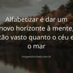Céu amplo com nuvens suaves refletido sobre águas calmas, evocando a paz e a expansão de horizontes que a alfabetização proporciona.