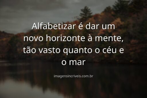 Céu amplo com nuvens suaves refletido sobre águas calmas, evocando a paz e a expansão de horizontes que a alfabetização proporciona.