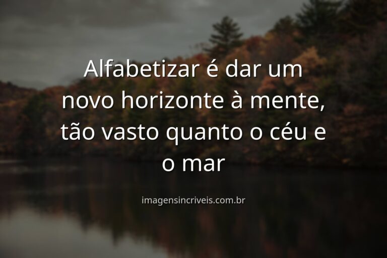 Céu amplo com nuvens suaves refletido sobre águas calmas, evocando a paz e a expansão de horizontes que a alfabetização proporciona.
