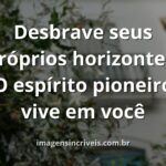 Vasto horizonte com céu azul refletido na água calma, evocando a coragem, a exploração e a motivação do espírito bandeirante.
