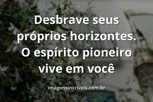 Vasto horizonte com céu azul refletido na água calma, evocando a coragem, a exploração e a motivação do espírito bandeirante.
