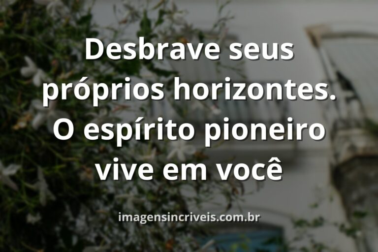 Vasto horizonte com céu azul refletido na água calma, evocando a coragem, a exploração e a motivação do espírito bandeirante.