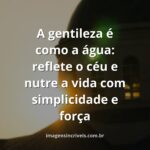Céu azul com nuvens brancas refletido na superfície calma de um lago, cercado por natureza verde, transmitindo paz e a pureza da gentileza.
