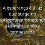Céu sereno com nuvens suaves sobre um lago calmo ao amanhecer, refletindo a luz suave e a promessa de um novo dia cheio de esperança.