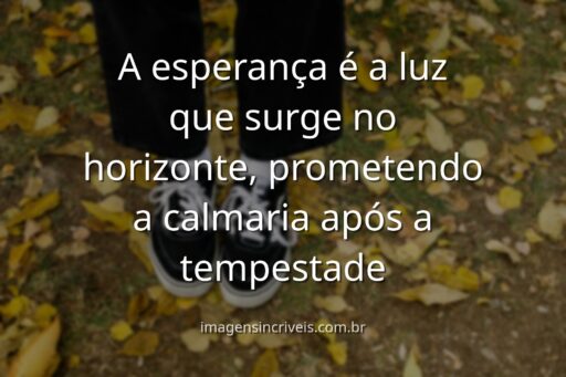 Céu sereno com nuvens suaves sobre um lago calmo ao amanhecer, refletindo a luz suave e a promessa de um novo dia cheio de esperança.