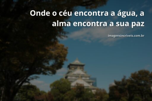 Céu sereno com nuvens suaves refletido perfeitamente na superfície calma da água, transmitindo paz, harmonia e conexão espiritual.