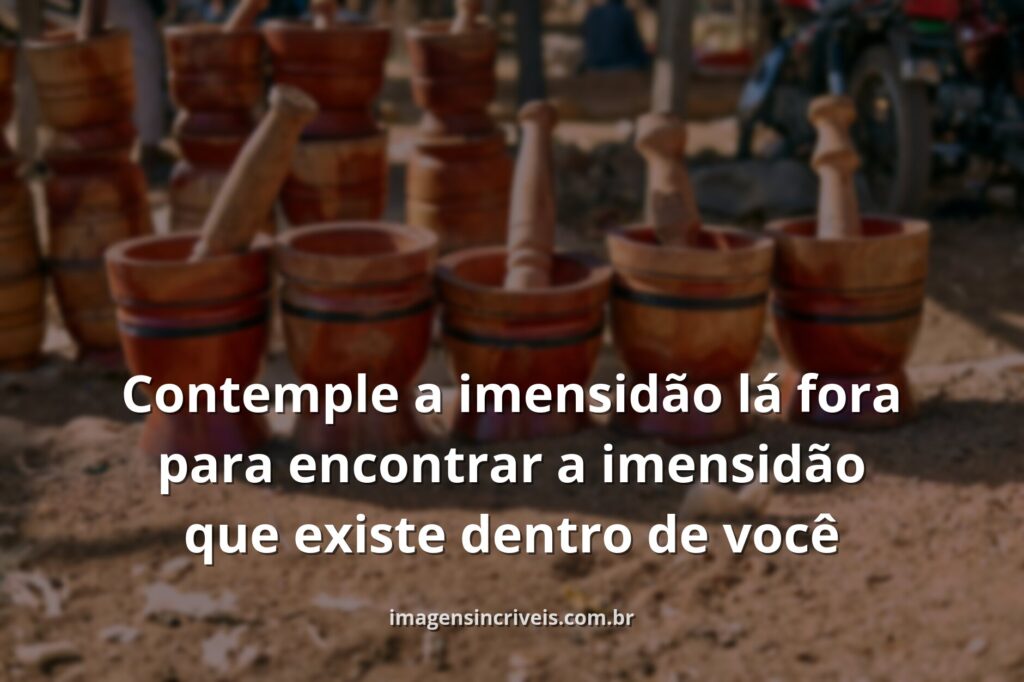 Paisagem serena de um lago calmo refletindo um céu vasto e com nuvens, transmitindo paz, reflexão e conexão espiritual.