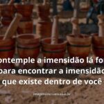 Paisagem serena de um lago calmo refletindo um céu vasto e com nuvens, transmitindo paz, reflexão e conexão espiritual.