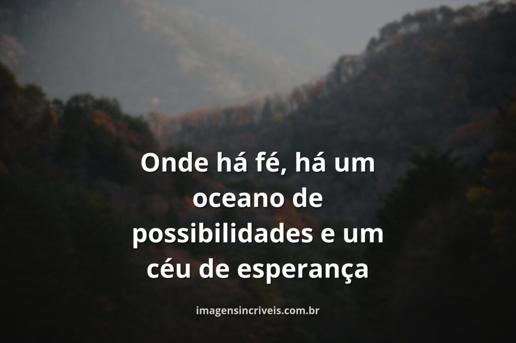 Céu sereno com nuvens reflete sobre águas calmas de um lago, transmitindo a paz e a imensidão da fé em Deus e na natureza.