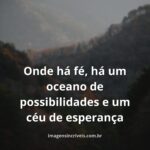Céu sereno com nuvens reflete sobre águas calmas de um lago, transmitindo a paz e a imensidão da fé em Deus e na natureza.