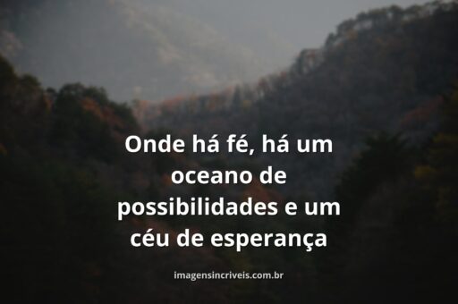 Céu sereno com nuvens reflete sobre águas calmas de um lago, transmitindo a paz e a imensidão da fé em Deus e na natureza.
