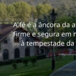 Céu sereno com nuvens brancas reflete em águas calmas de um lago, transmitindo um sentimento de paz e a força tranquila da fé.