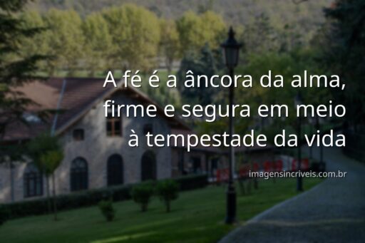 Céu sereno com nuvens brancas reflete em águas calmas de um lago, transmitindo um sentimento de paz e a força tranquila da fé.