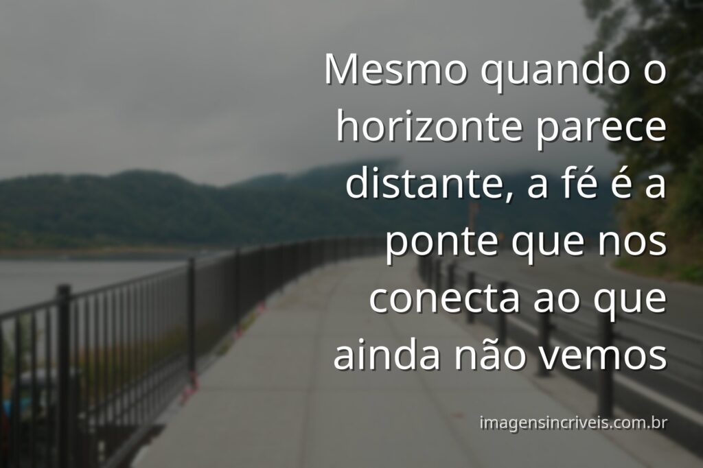 Céu vasto e sereno se encontrando com a água calma do oceano ao amanhecer, evocando um sentimento de paz, esperança e fé no futuro.