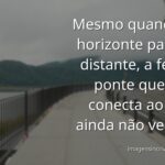 Céu vasto e sereno se encontrando com a água calma do oceano ao amanhecer, evocando um sentimento de paz, esperança e fé no futuro.