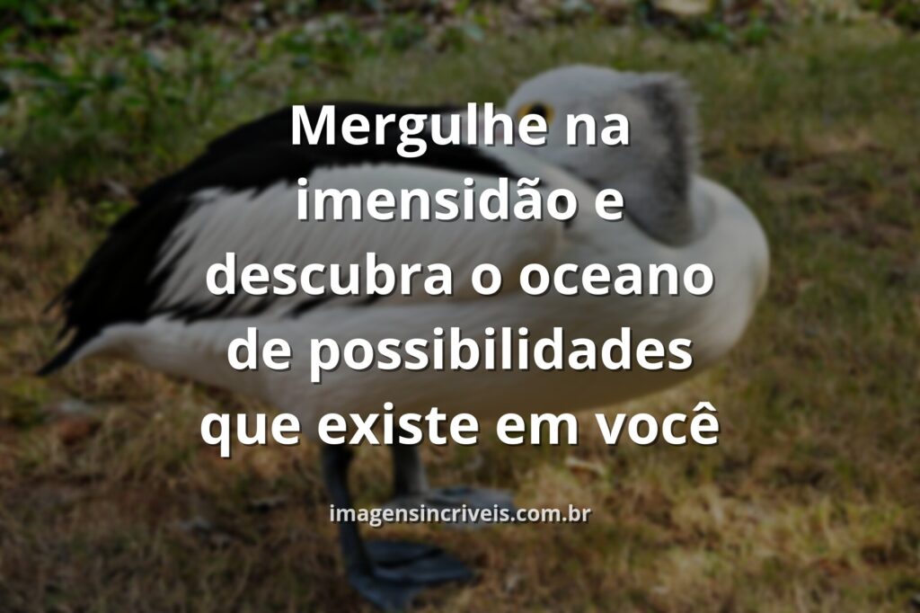 Vasto oceano azul encontrando o céu claro no horizonte, evocando um sentimento de paz infinita e potencial ilimitado.