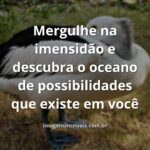 Vasto oceano azul encontrando o céu claro no horizonte, evocando um sentimento de paz infinita e potencial ilimitado.