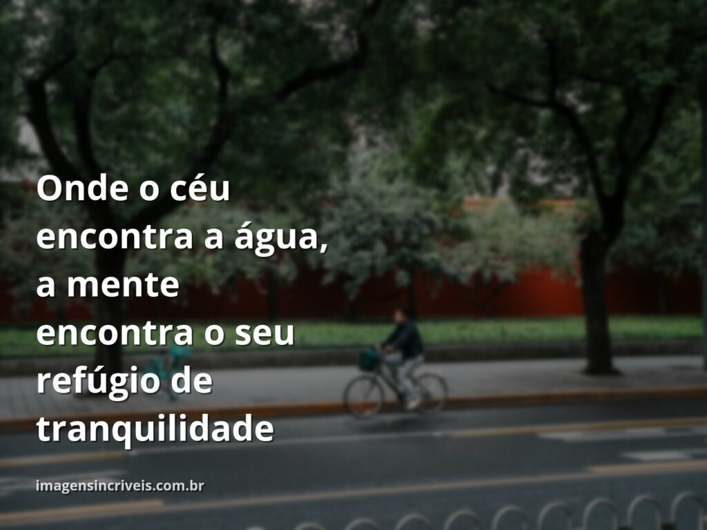Céu azul com nuvens esparsas refletido na superfície calma e cristalina de um lago, transmitindo uma sensação profunda de paz e imensidão.