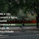 Céu azul com nuvens esparsas refletido na superfície calma e cristalina de um lago, transmitindo uma sensação profunda de paz e imensidão.