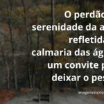 Céu vasto e sereno refletido em águas calmas de um lago, evocando um sentimento de paz, liberdade e perdão profundo.