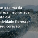 Céu azul com nuvens brancas refletido em um lago cristalino e sereno, com montanhas ao fundo, evocando paz e otimismo.