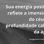 Céu azul com nuvens brancas refletindo perfeitamente na superfície calma de um lago, cercado por vegetação, evocando paz e otimismo.