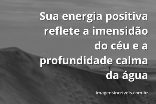 Céu azul com nuvens brancas refletindo perfeitamente na superfície calma de um lago, cercado por vegetação, evocando paz e otimismo.