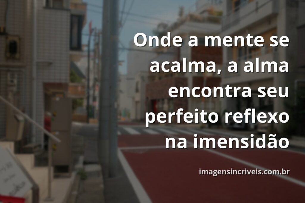 Céu sereno com nuvens douradas refletido perfeitamente na superfície calma de um lago, inspirando paz e reflexão interior.