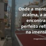 Céu sereno com nuvens douradas refletido perfeitamente na superfície calma de um lago, inspirando paz e reflexão interior.