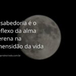 Um lago cristalino reflete perfeitamente o céu azul com nuvens brancas, cercado por uma natureza verdejante, evocando paz e sabedoria.