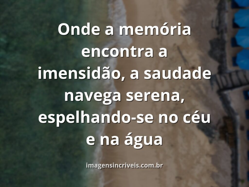 Céu vasto com nuvens suaves refletido na superfície calma da água, transmitindo um sentimento de paz, introspecção e saudade.