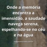 Céu vasto com nuvens suaves refletido na superfície calma da água, transmitindo um sentimento de paz, introspecção e saudade.