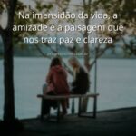 Céu azul e nuvens brancas refletidos na superfície calma de um lago, transmitindo a paz e a serenidade de uma amizade verdadeira.