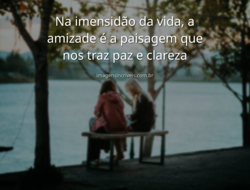 Céu azul e nuvens brancas refletidos na superfície calma de um lago, transmitindo a paz e a serenidade de uma amizade verdadeira.