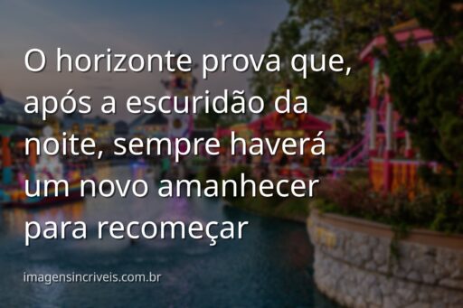 Céu vasto com tons de amanhecer sobre um oceano calmo, transmitindo uma sensação de esperança, renovação e a promessa de um novo começo.