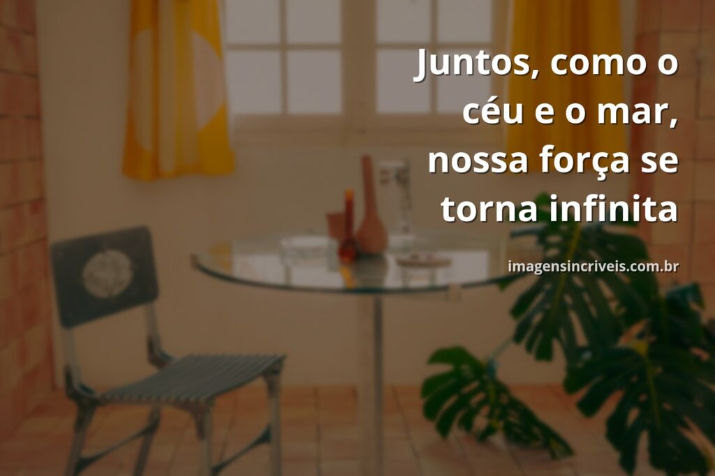 Vasto céu azul encontrando o mar calmo em um horizonte sereno, simbolizando a força, a paz e a beleza da união.