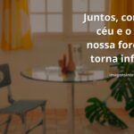 Vasto céu azul encontrando o mar calmo em um horizonte sereno, simbolizando a força, a paz e a beleza da união.