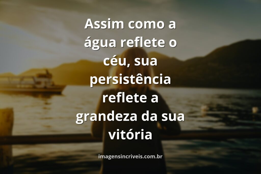 Vasto céu azul se refletindo na superfície calma da água, transmitindo um sentimento de paz, conquista e infinita possibilidade de vitória.