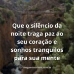 Céu estrelado refletido em um lago calmo ao anoitecer, transmitindo paz e serenidade para uma boa noite de sono.