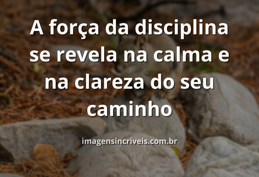 Céu azul e sereno refletido sobre a superfície calma de um lago, evocando um sentimento de paz, foco e disciplina interior.