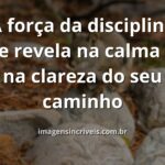 Céu azul e sereno refletido sobre a superfície calma de um lago, evocando um sentimento de paz, foco e disciplina interior.