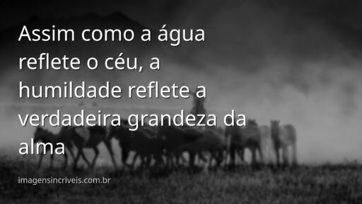 Vasto corpo de água calma refletindo um céu com nuvens suaves ao amanhecer, transmitindo uma sensação de paz e humildade.