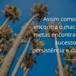 Vasto oceano encontrando um céu azul com nuvens, evocando a imensidão das possibilidades e a jornada para alcançar metas.