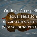 Céu azul com nuvens brancas refletido perfeitamente em um lago calmo, evocando um sentimento de paz, infinito e potencial para sonhar.