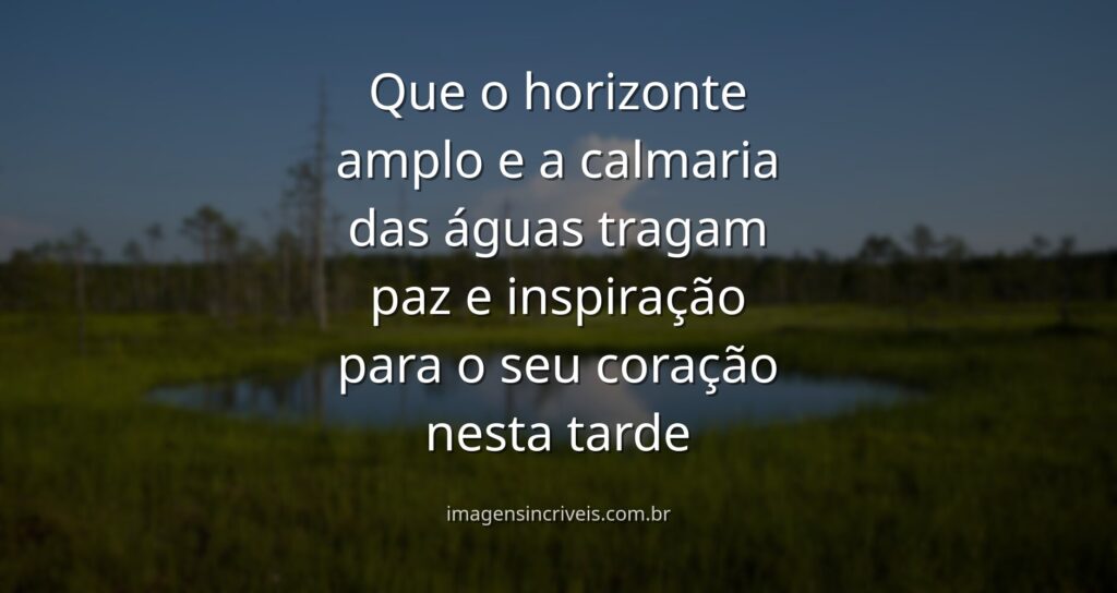Céu azul com nuvens suaves refletido na superfície calma de um lago, cercado por natureza, evocando um sentimento de paz e tranquilidade.
